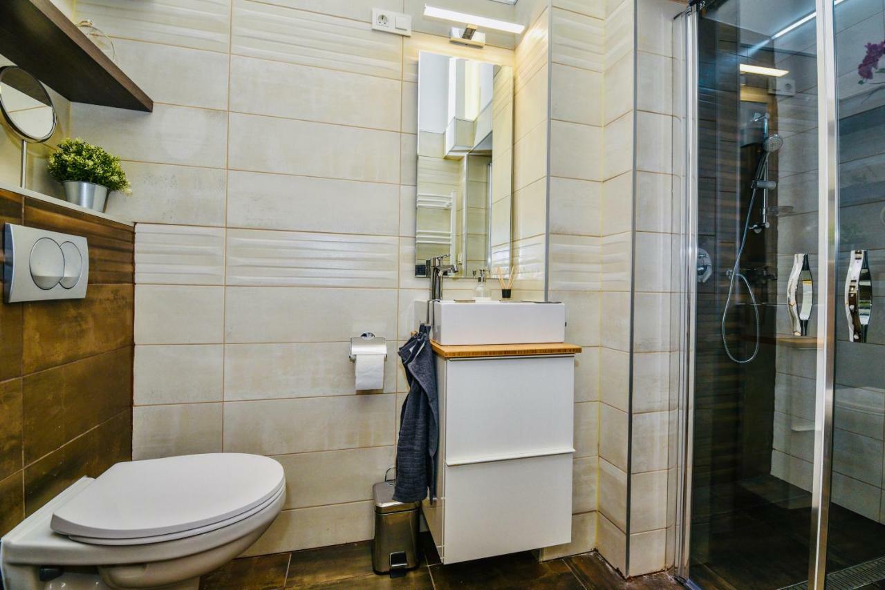 Heart Apartment With Free Private Parking Budapest Bagian luar foto
