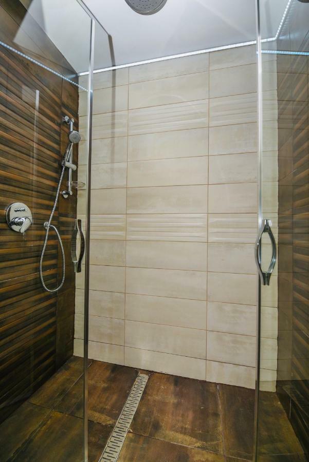 Heart Apartment With Free Private Parking Budapest Bagian luar foto
