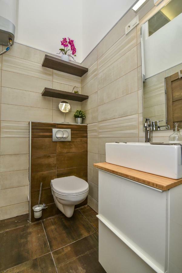 Heart Apartment With Free Private Parking Budapest Bagian luar foto