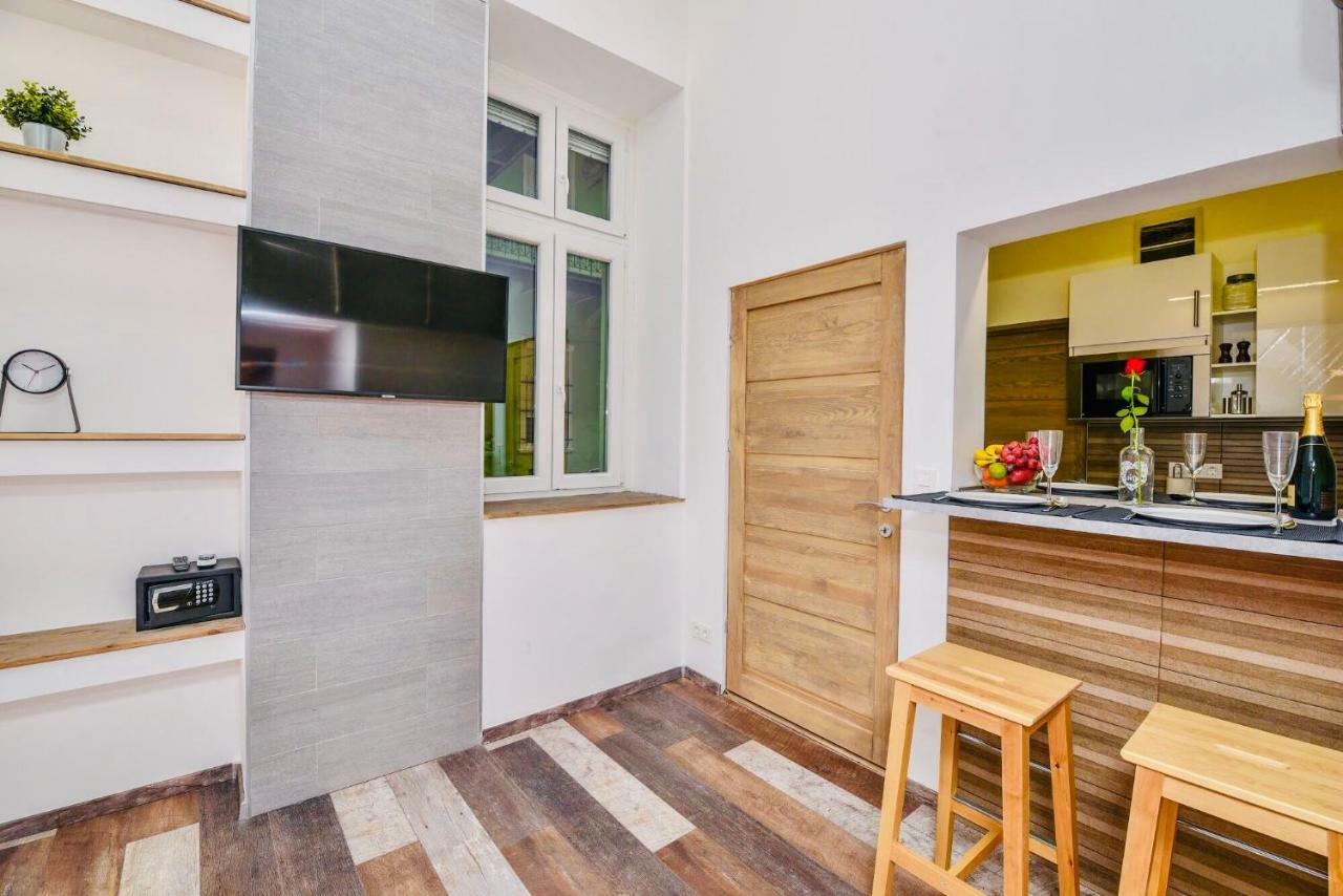 Heart Apartment With Free Private Parking Budapest Bagian luar foto